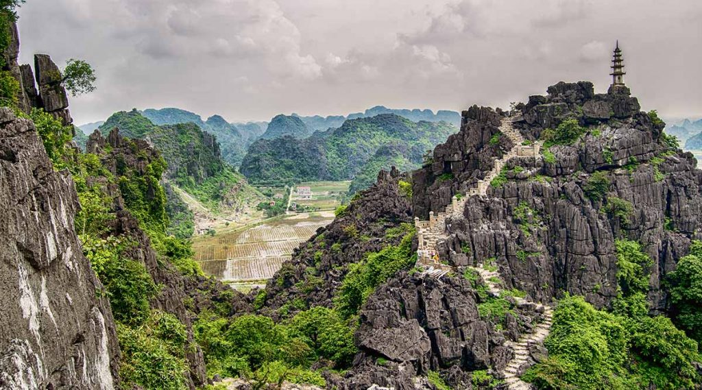 Chinh phục Hang Múa - điểm check-in không thể bỏ lỡ. (Nguồn: Sưu tầm)