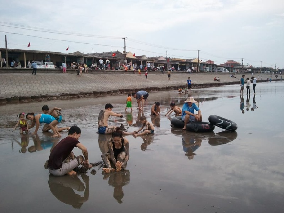 Tắm biển tại Quất Lâm mang tính thư giãn, phù hợp nghỉ ngơi hơn là khám phá sôi động. (Nguồn: Sưu tầm)