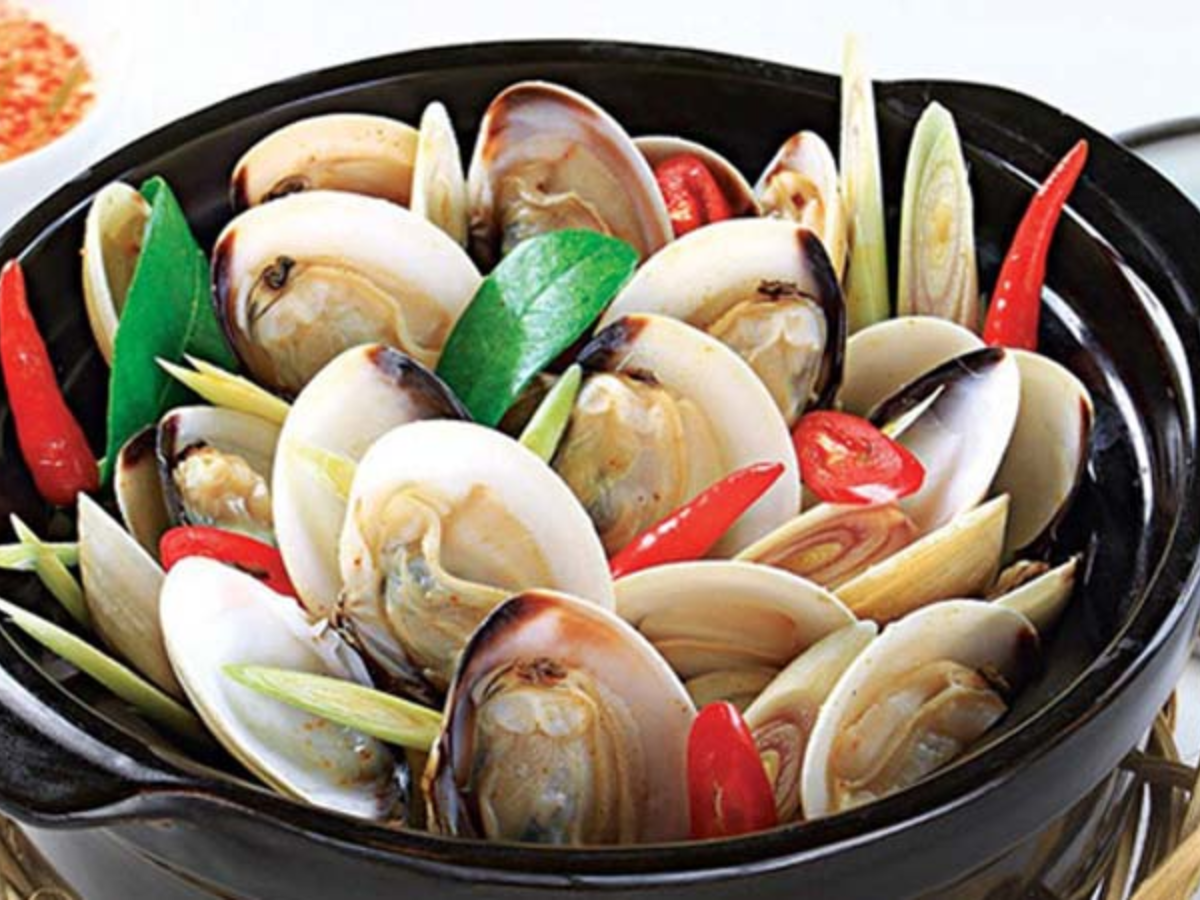 Ngao hấp sả hoặc ngao xào là món hải sản quen thuộc, dễ ăn khi du lịch biển Quất Lâm. (Nguồn: Sưu tầm)