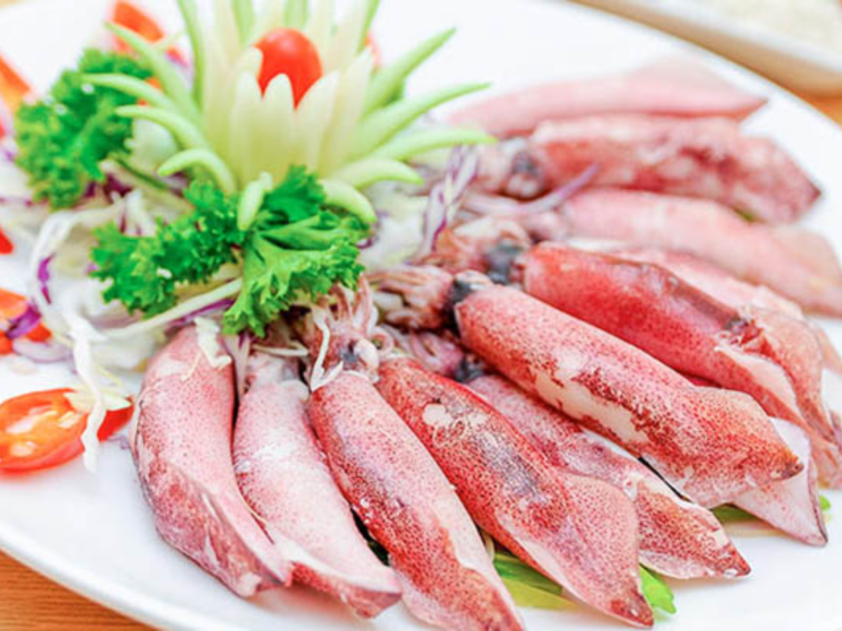 Cá nướng và mực tươi tại Quất Lâm được nhiều du khách lựa chọn nhờ độ tươi ngon. (Nguồn: Sưu tầm)