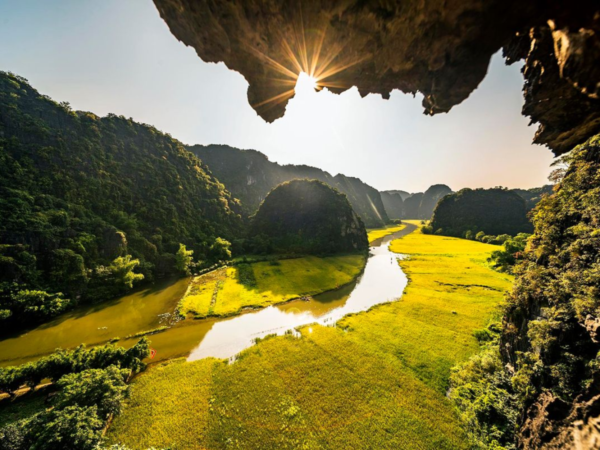 Trên đường về, du khách có thể ghé Tràng An, Tam Cốc, Hang Múa nếu còn thời gian. (Nguồn: Sưu tầm)