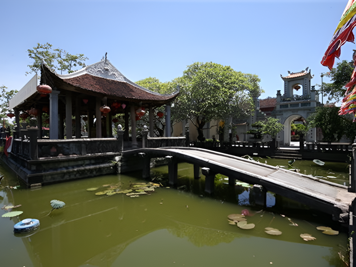 Phủ Vân Cát gây ấn tượng với không gian cổ kính, trầm mặc, mang đậm dấu ấn tâm linh truyền thống. (Nguồn: Sưu tầm)