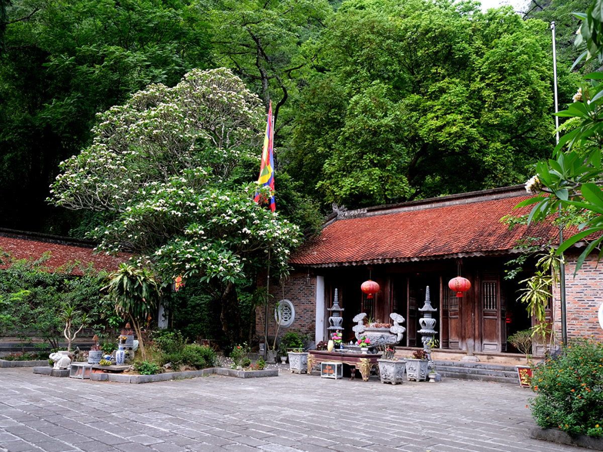 Đền Thung Lá tọa lạc tại xã Gia Hưng, Ninh Bình, thuộc vùng bán sơn địa còn khá nguyên sơ. (Nguồn: Sưu tầm)