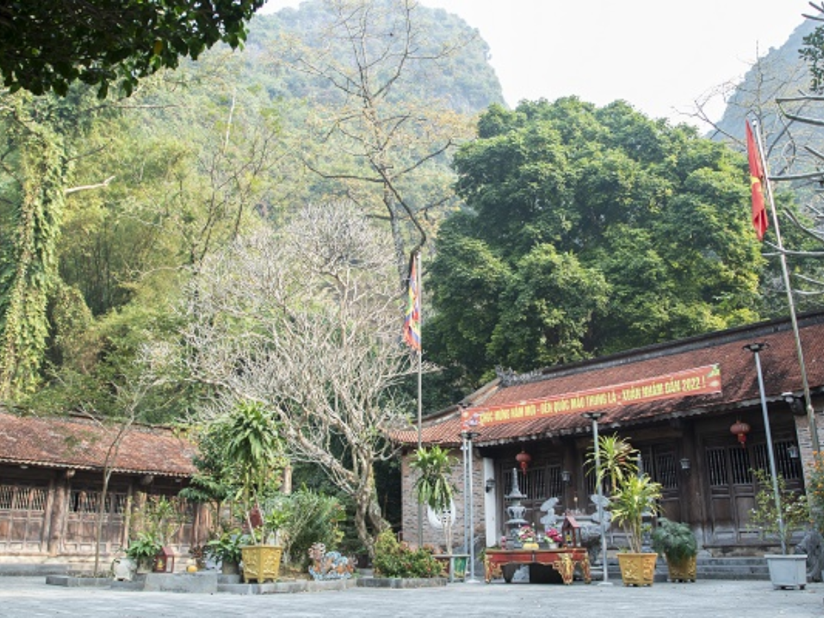 Đền Thung Lá mang kiến trúc Tiền nhị hậu đinh, phù điêu đá tinh xảo, không gian nhiều cây xanh. (Nguồn: Sưu tầm)