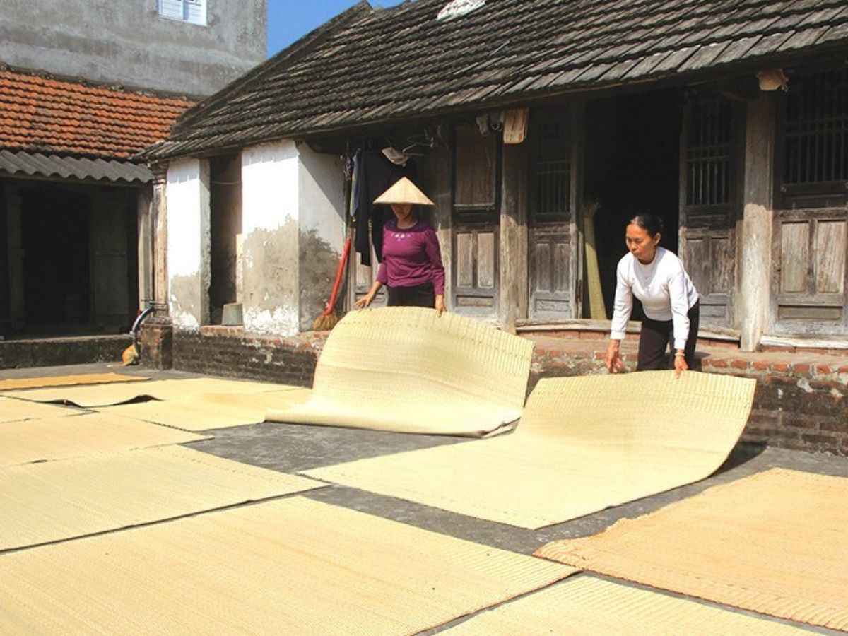 Những chiếc chiếu được phơi tại sân của gia đình. (Nguồn: Sưu tầm)