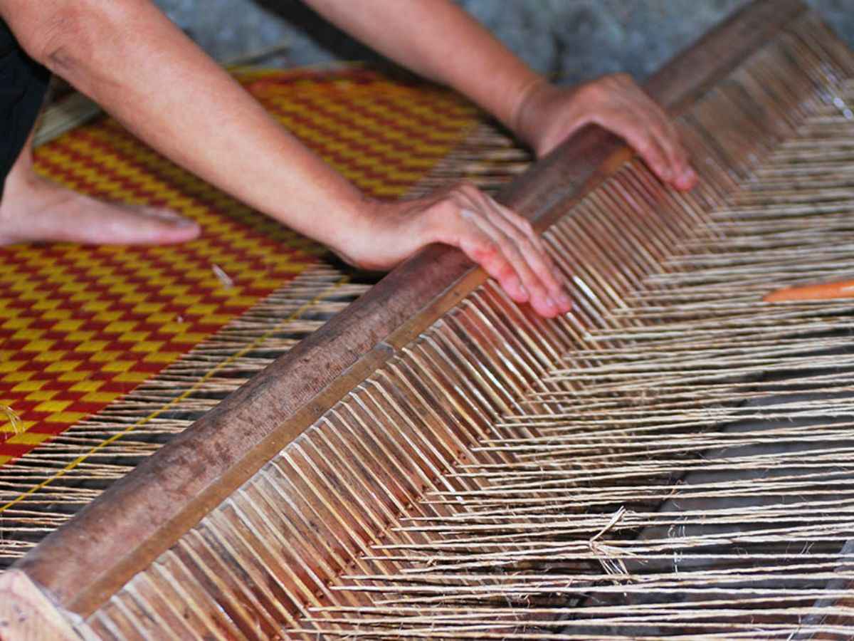 Tấm chiếu cói đang được dệt. (Nguồn: Sưu tầm)