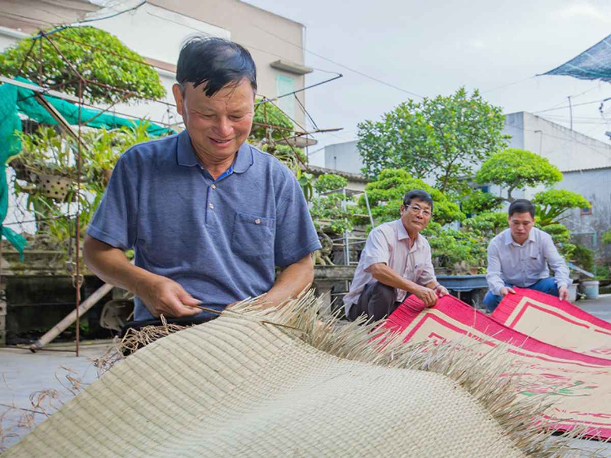 Nghệ nhân tại làng Xuân Dục làm chiếu. (Nguồn: Sưu tầm)