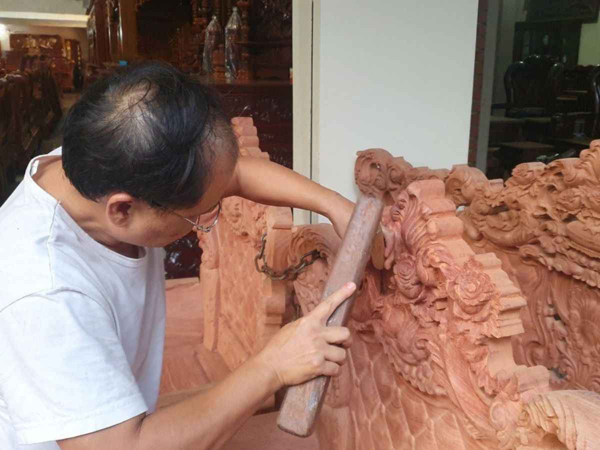 Nghệ nhân chỉ dẫn trực tiếp tại xưởng. (Nguồn: Sưu tầm)