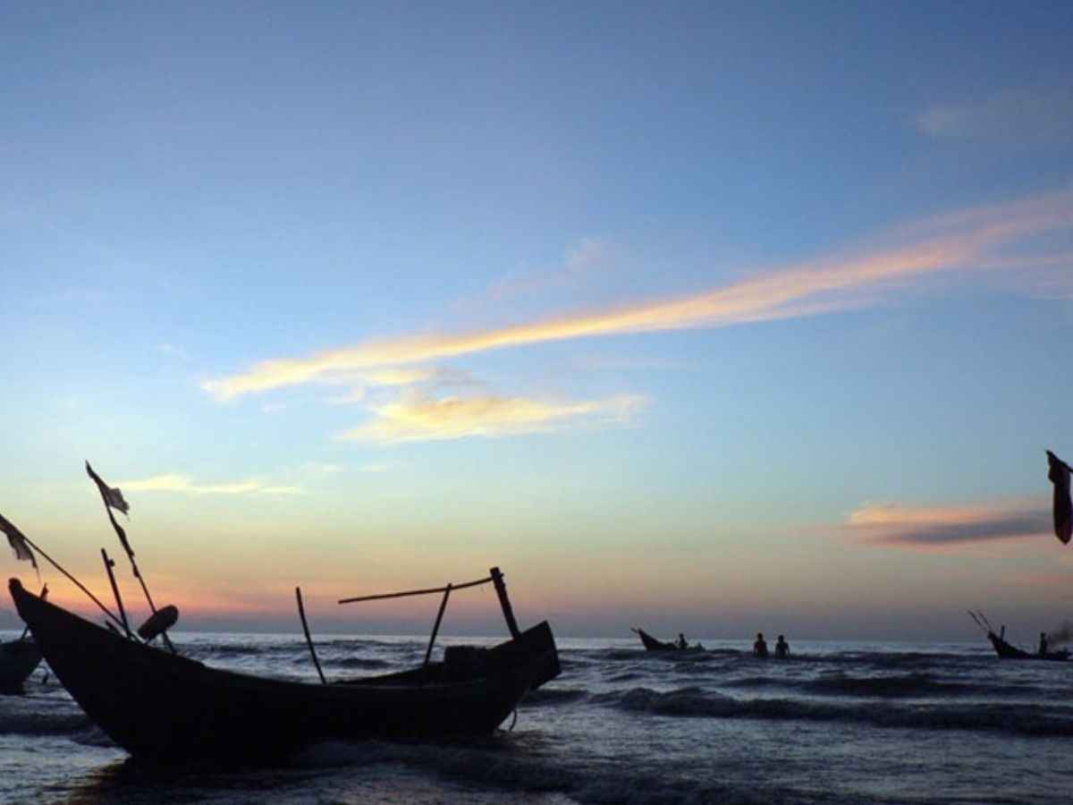 Thuyền chuẩn bị ra khơi tại biển Thịnh Long. (Nguồn: Sưu tầm)