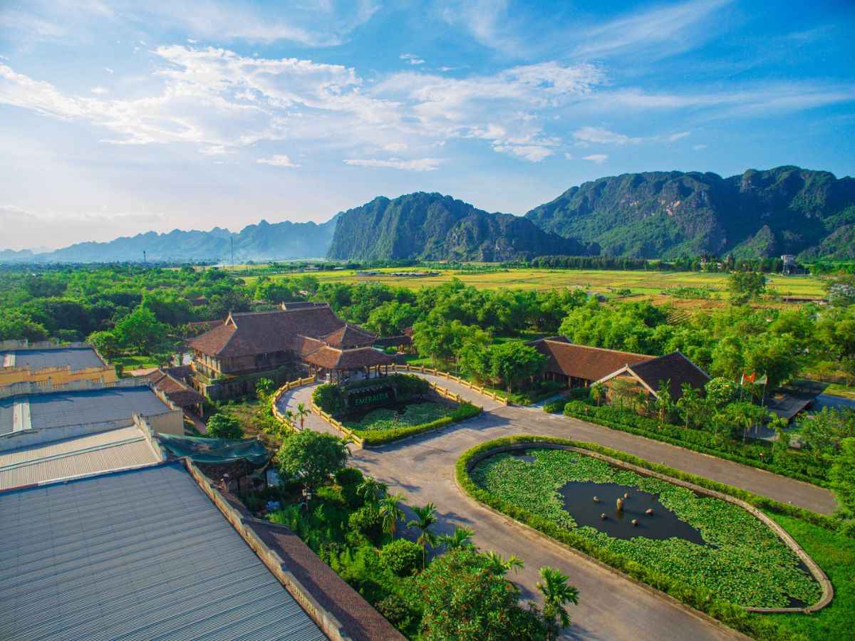 Toàn ảnh Emeralda Resort Ninh Bình nhìn từ trên cao. (Nguồn: Sưu tầm)