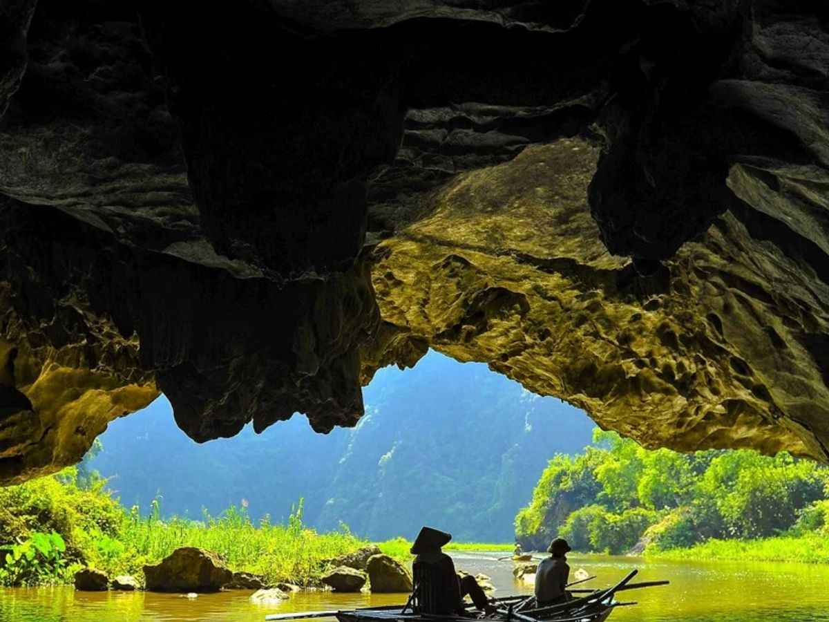 Trải nghiệm đi thuyền qua hang tại Tam Cốc. (Nguồn: sưu tầm)