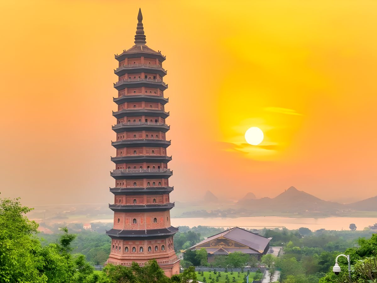 Khung cảnh chùa Bái Đính khi chiều xuống mang một vẻ đẹp trầm lắng và đầy chất thiền. (Nguồn: Sưu tầm)