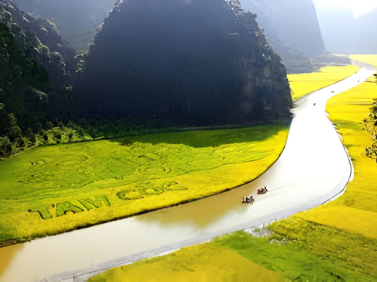 Tam cốc mang vẻ đẹp thiên nhiên hoang sơ, hùng vĩ. (Nguồn: Sưu tầm)