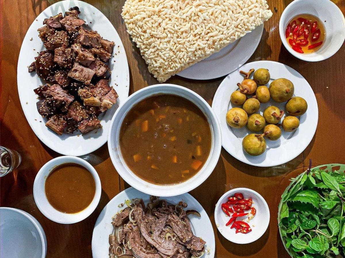 Bàn ăn đầy ắp đặc sản Ninh Bình tạo nên hương vị đậm đà, hấp dẫn du khách ngay từ cái nhìn đầu tiên. (Nguồn: Sưu tầm)