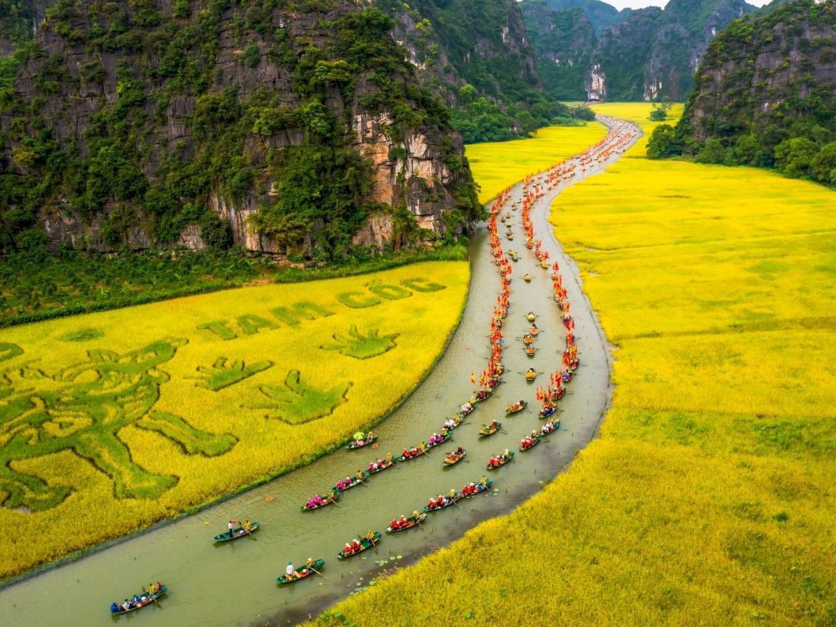 Hình ảnh lễ hội nhộn nhịp, rực rỡ sắc màu ở Tam Cốc. (Nguồn: Sưu tầm)