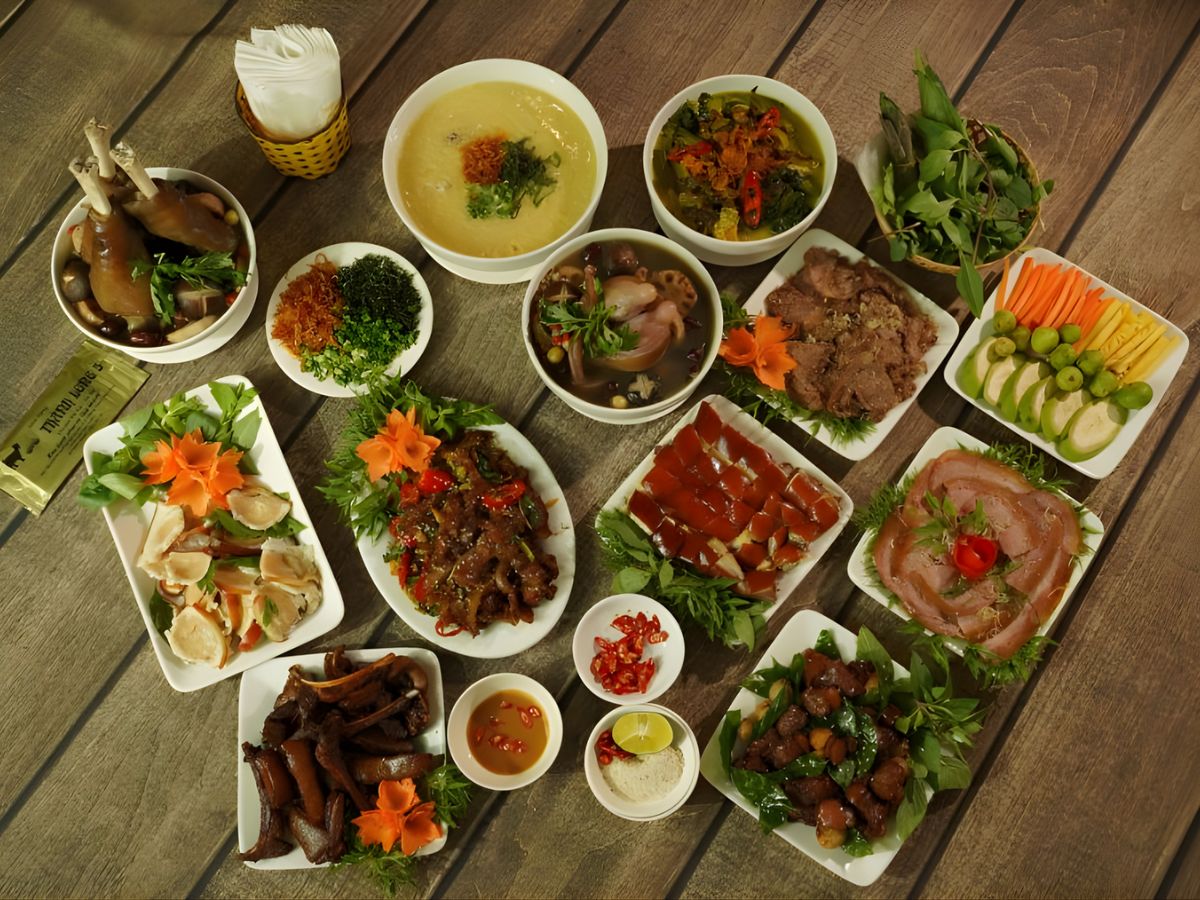Bàn ăn đầy ắp đặc sản Ninh Bình, tạo nên hương vị đậm đà, hấp dẫn du khách ngay từ cái nhìn đầu tiên. (Nguồn: Sưu tầm)
