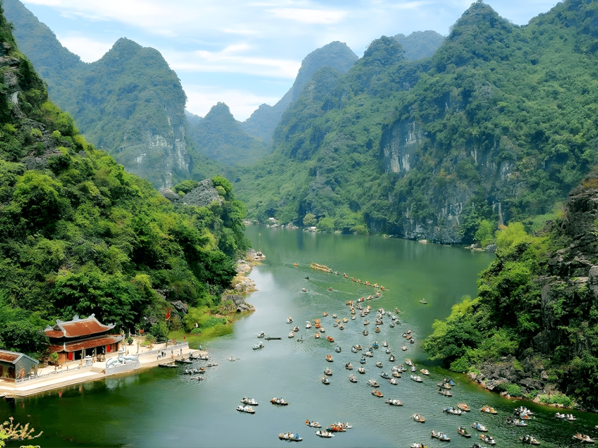Du khách ngồi thuyền ngắm cảnh và tham quan Tràng An. (Nguồn: Sưu tầm)