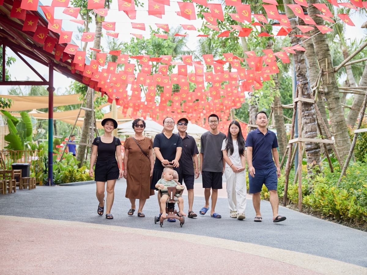 Gia đình nên đến Sun World Ha Nam vào sáng sớm hoặc chiều muộn để có thể vui chơi một cách thoải mái nhất. (Nguồn: Sưu tầm)
