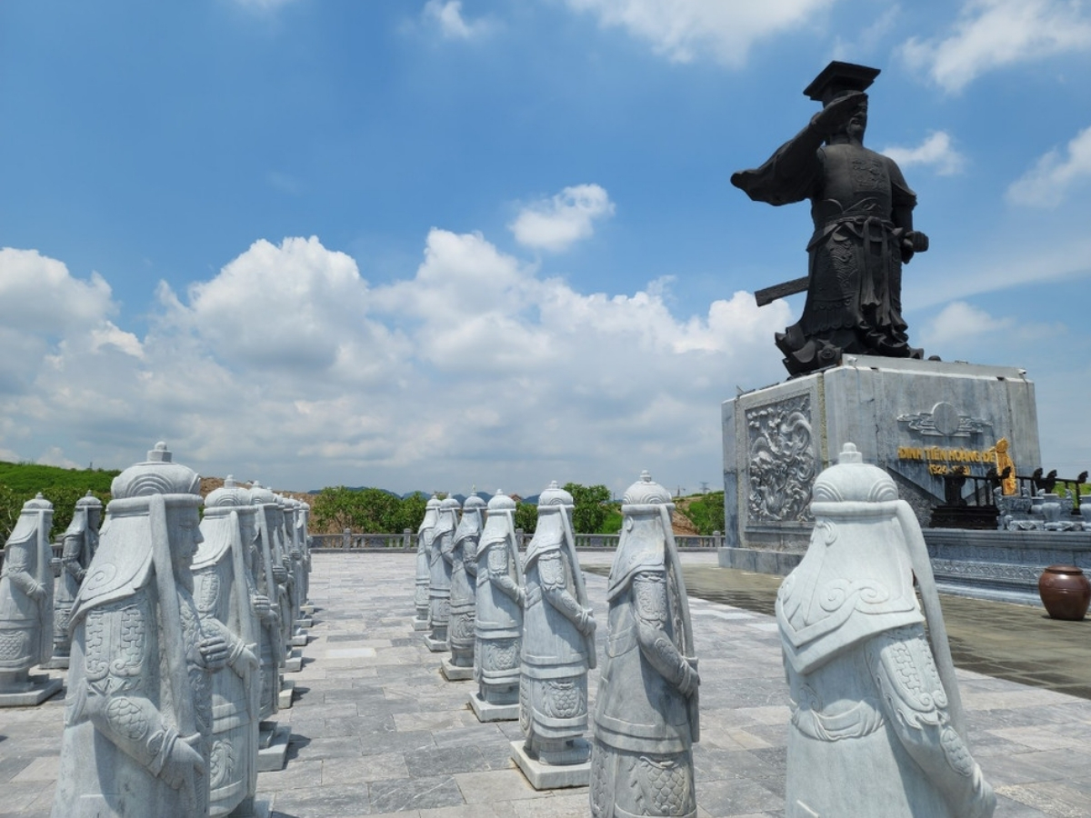 Quảng trường Đinh Tiên Hoàng sôi động giữa lòng thành phố. (Nguồn: Sưu tầm)
