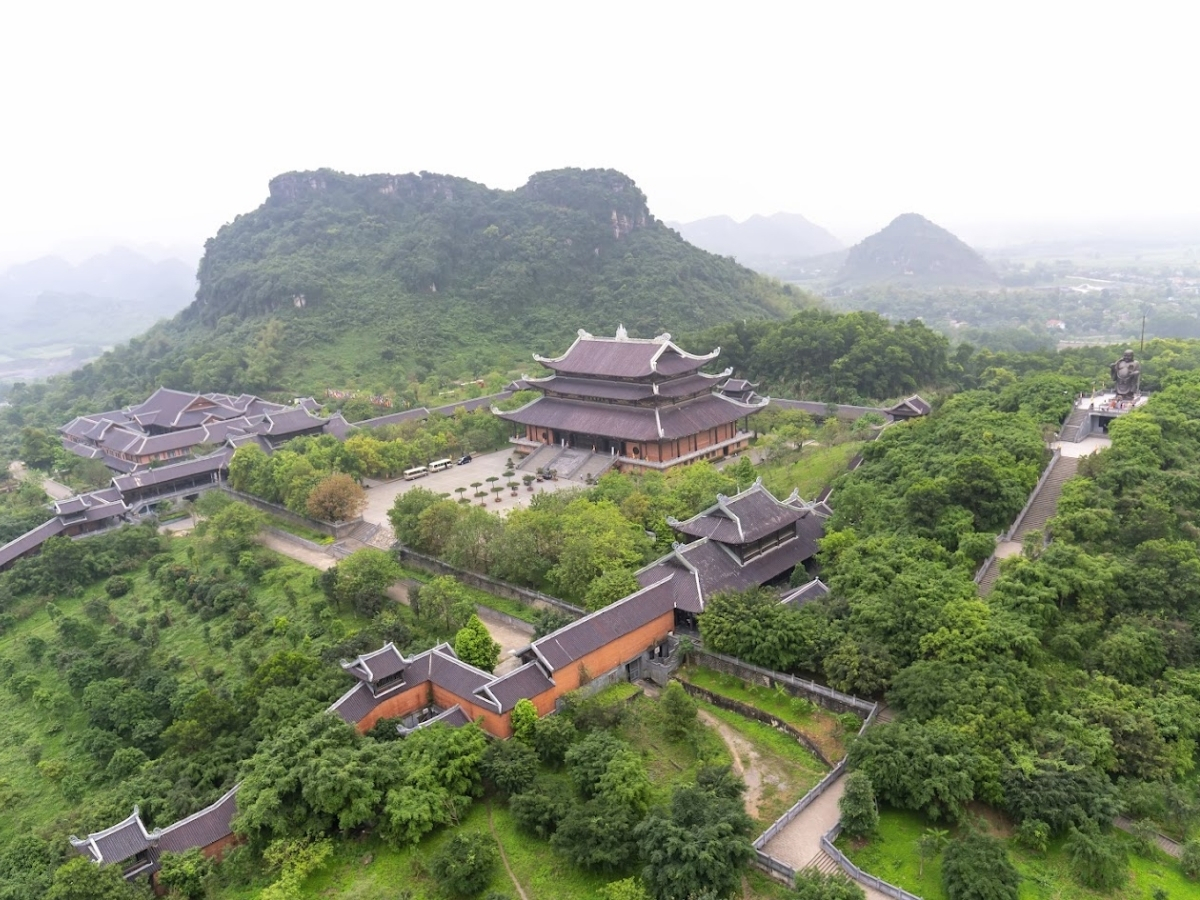 Quần thể chùa nằm giữa núi xanh và nổi bật trong không gian yên tĩnh.
