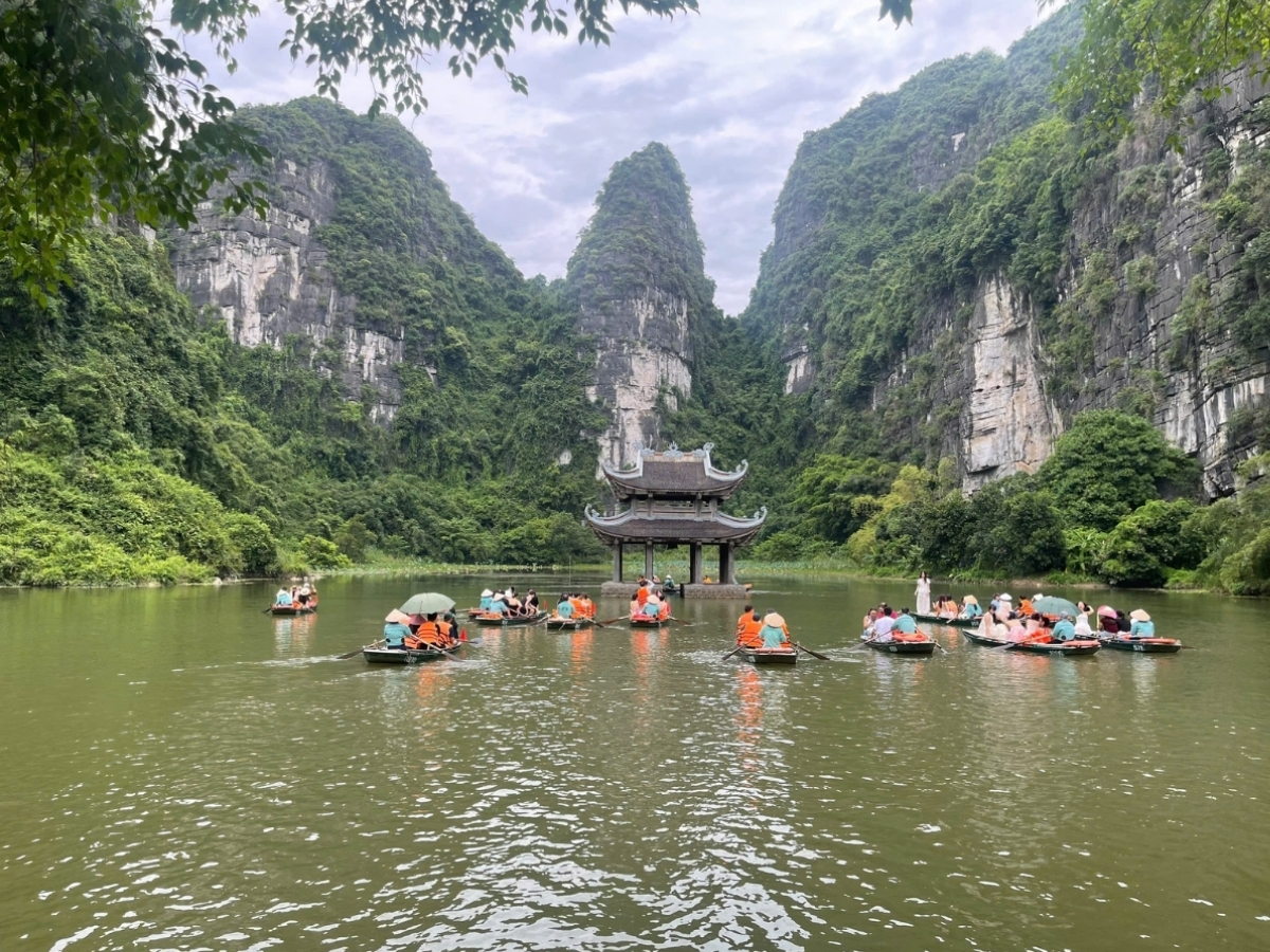 Du khách thích thú trải nghiệm Sông Sào Khê bằng thuyền.