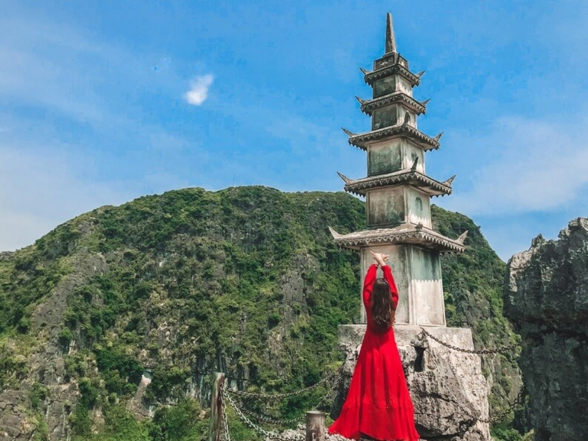 Trang phục màu đỏ giúp du khách thêm nổi bật giữa núi rừng.