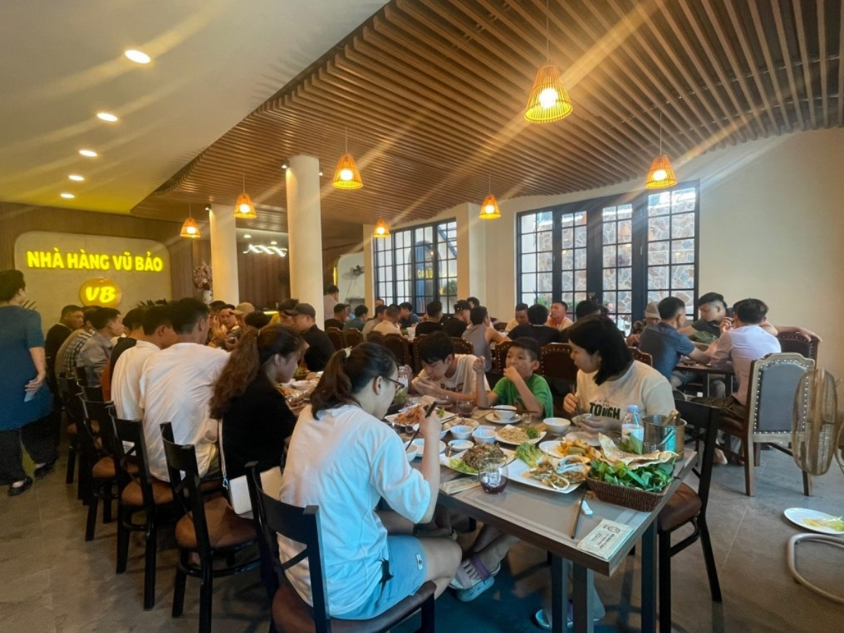 Thực khách quây quần thưởng thức bữa ăn ngon trong khuôn viên nhà hàng.