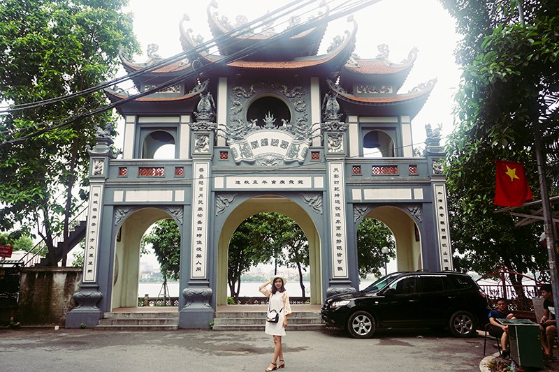 Phủ Tây Hồ Hà Nội mang kiến trúc độc đáo thu hút nhiều du khách.