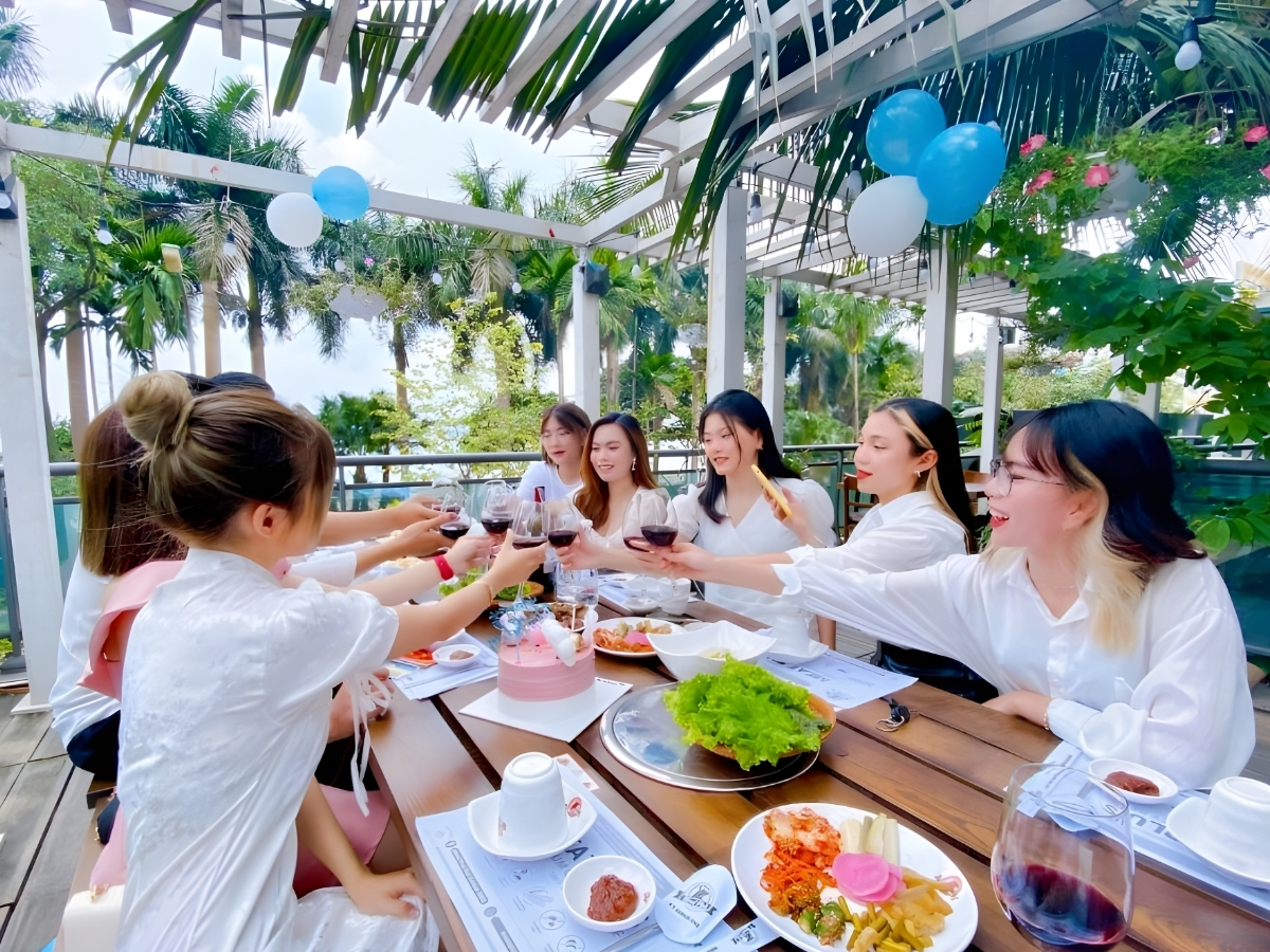 Du khách dùng bữa trưa tại Tam Cốc để trải nghiệm ẩm thực địa phương. 