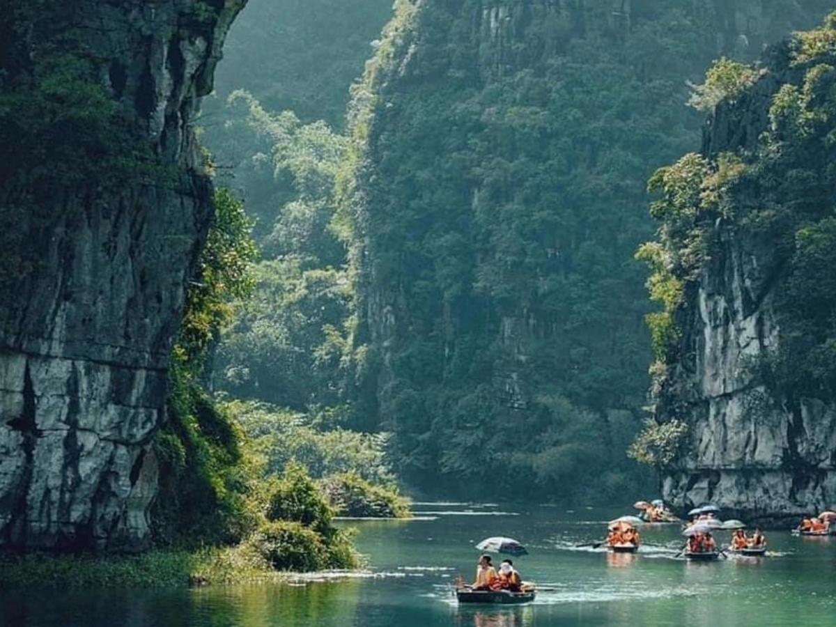 Du khách ngồi trên những con thuyền rời khỏi Thung Nham vào buổi chiều (Nguồn: Sưu tầm)