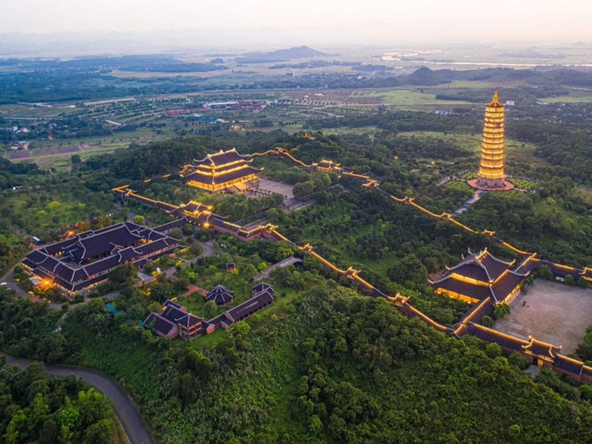 Quần thể chùa Bái Đính hiện lên rực rỡ mỗi khi chiều về nhờ hệ thống đèn hiện đại. 