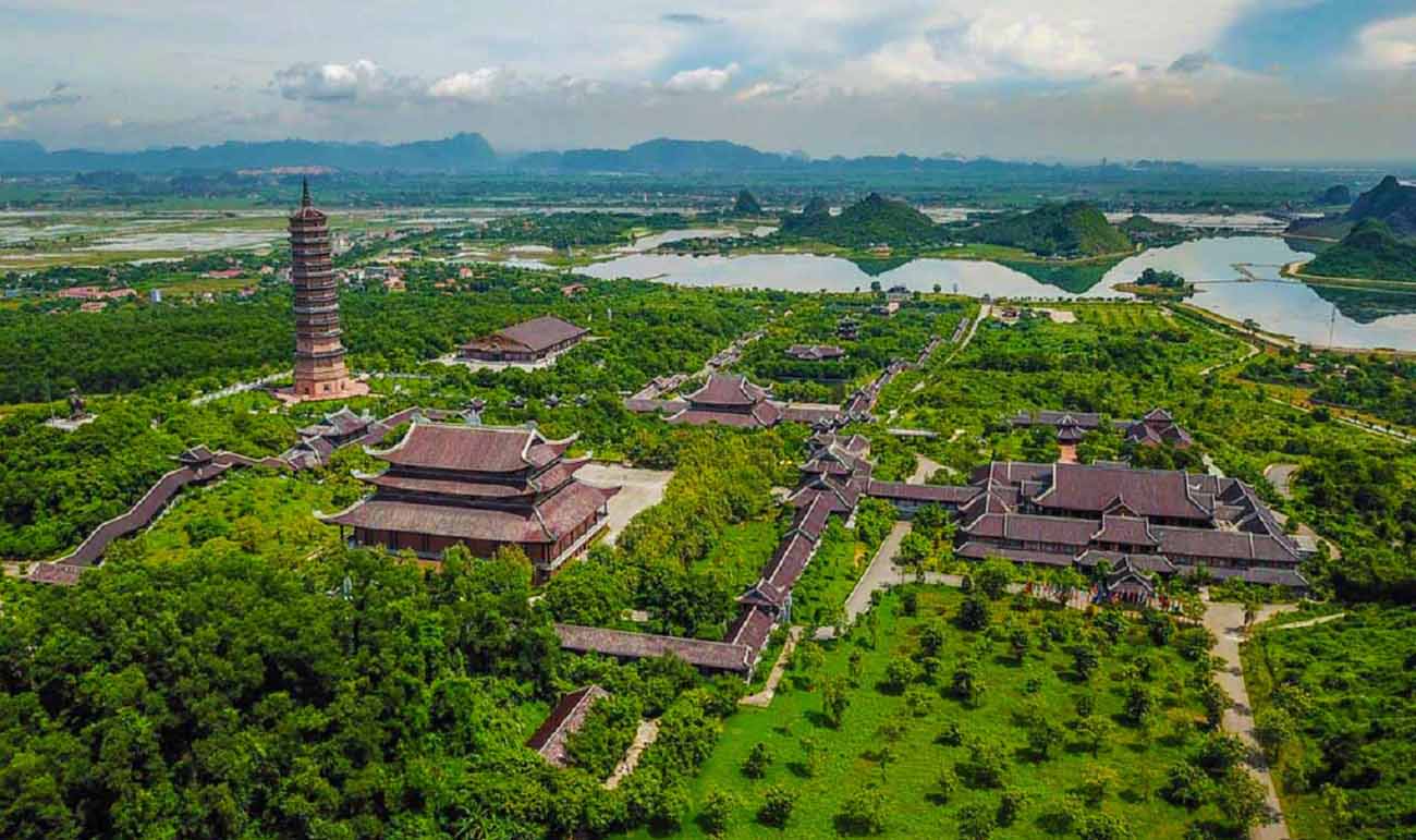 Toàn cảnh quần thể chùa Bái Đính tọa lạc trên núi đá giữa không gian xanh rộng lớn