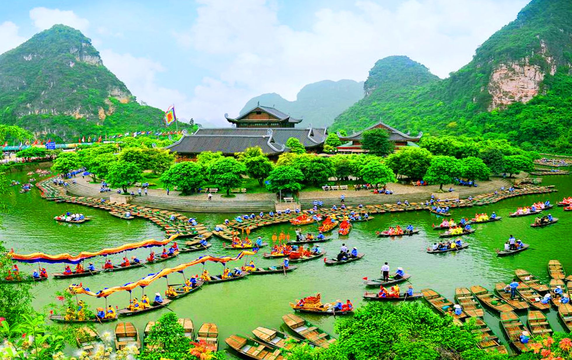 Khu du lịch Tràng An với dòng sông uốn lượn, thuyền tham quan tấp nập.