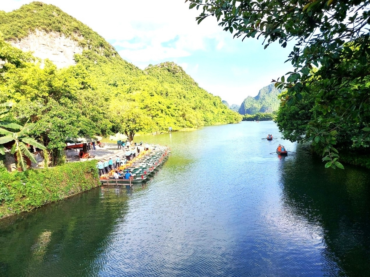 Bến thuyền ven sông nhộn nhịp đưa du khách lên bờ sau khi đã tham quan.