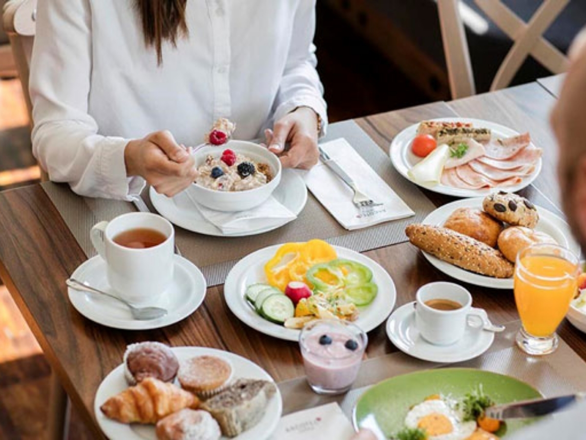 Du khách thưởng thức bữa sáng đa dạng với chi phí phải chăng.