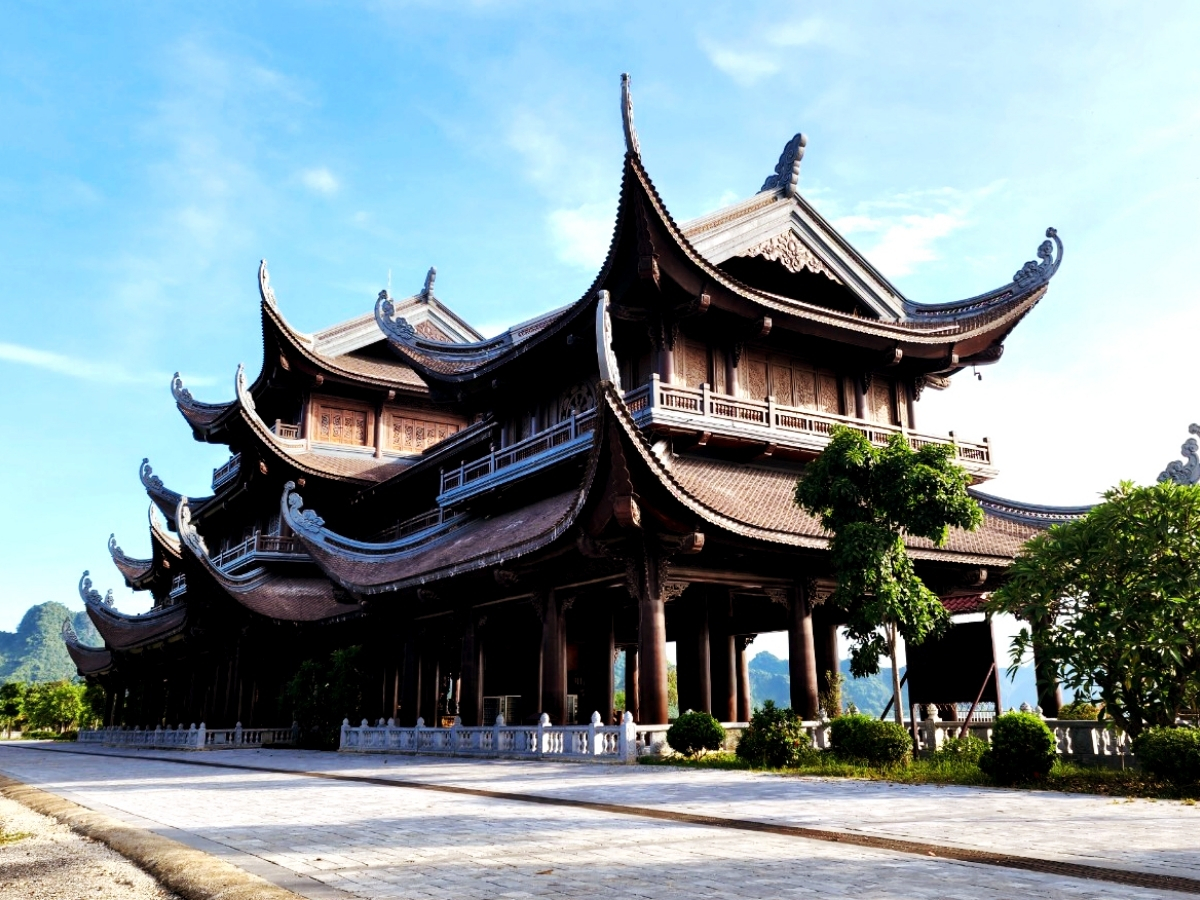 Lối đi bộ dẫn vào khuôn viên chùa được lát gạch chắc chắn.