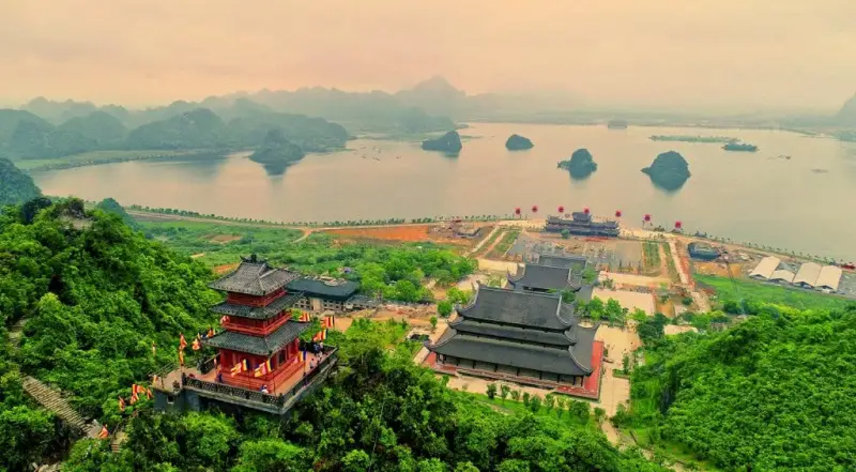Quần thể chùa Tam Chúc với kiến trúc Phật giáo quy mô lớn.