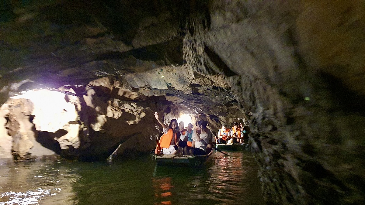 Du khách tham quan hang động chậm và chú ý những nơi không gian hẹp. 