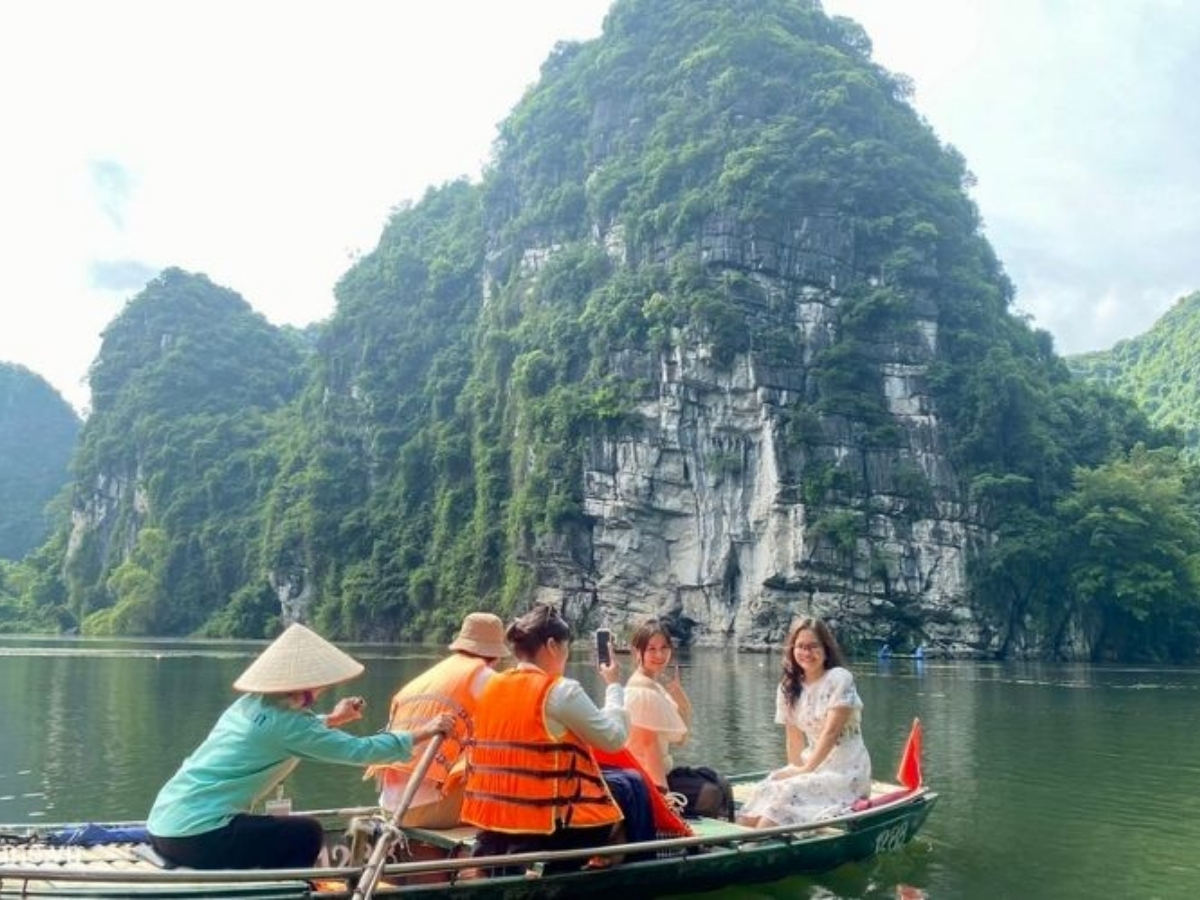 Du khách ngồi ở mũi thuyền để chụp được những bức ảnh ưng ý. 
