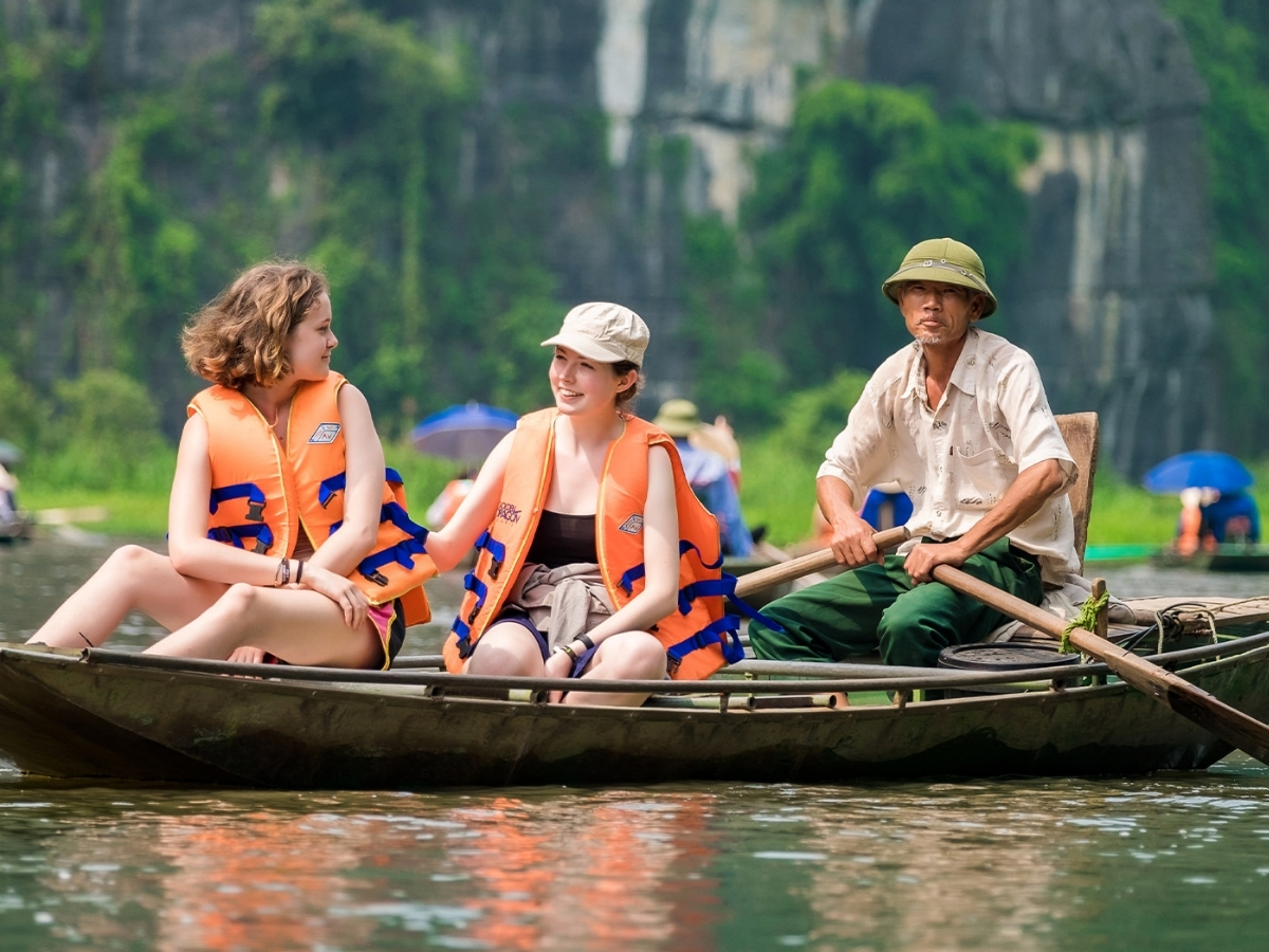 Du khách thoải mái lựa chọn thuyền phù hợp để ngắm cảnh sông núi yên bình. 