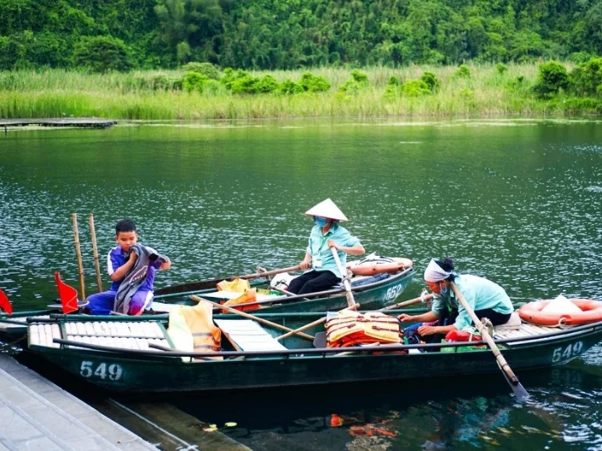 Du khách lựa chọn dịch vụ đi thuyền Tràng An đông nhất vào mùa thu. 