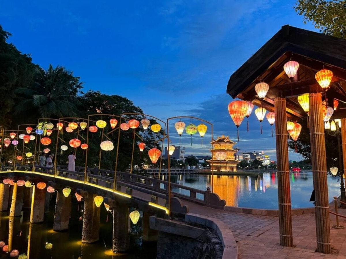 Những chiếc đèn lồng rực rỡ tô điểm cho không gian hồ thêm thơ mộng