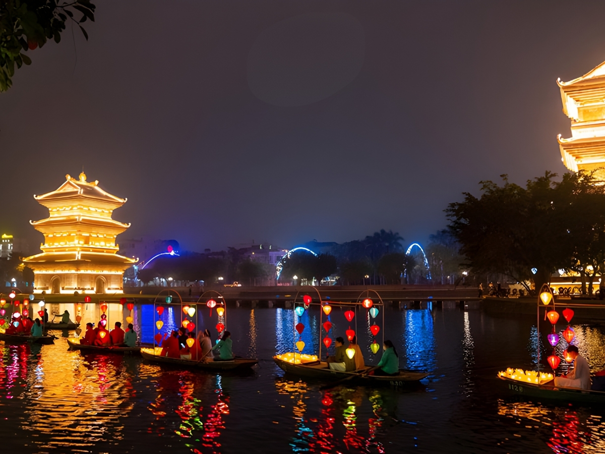 Thuyền hoa rực rỡ trôi trên mặt nước mang đến trải nghiệm thú vị.