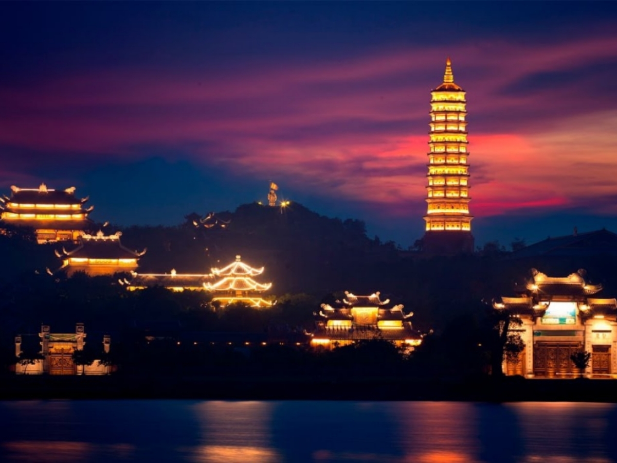 Quần thể chùa cổ ven hồ rực sáng khi thành phố lên đèn.