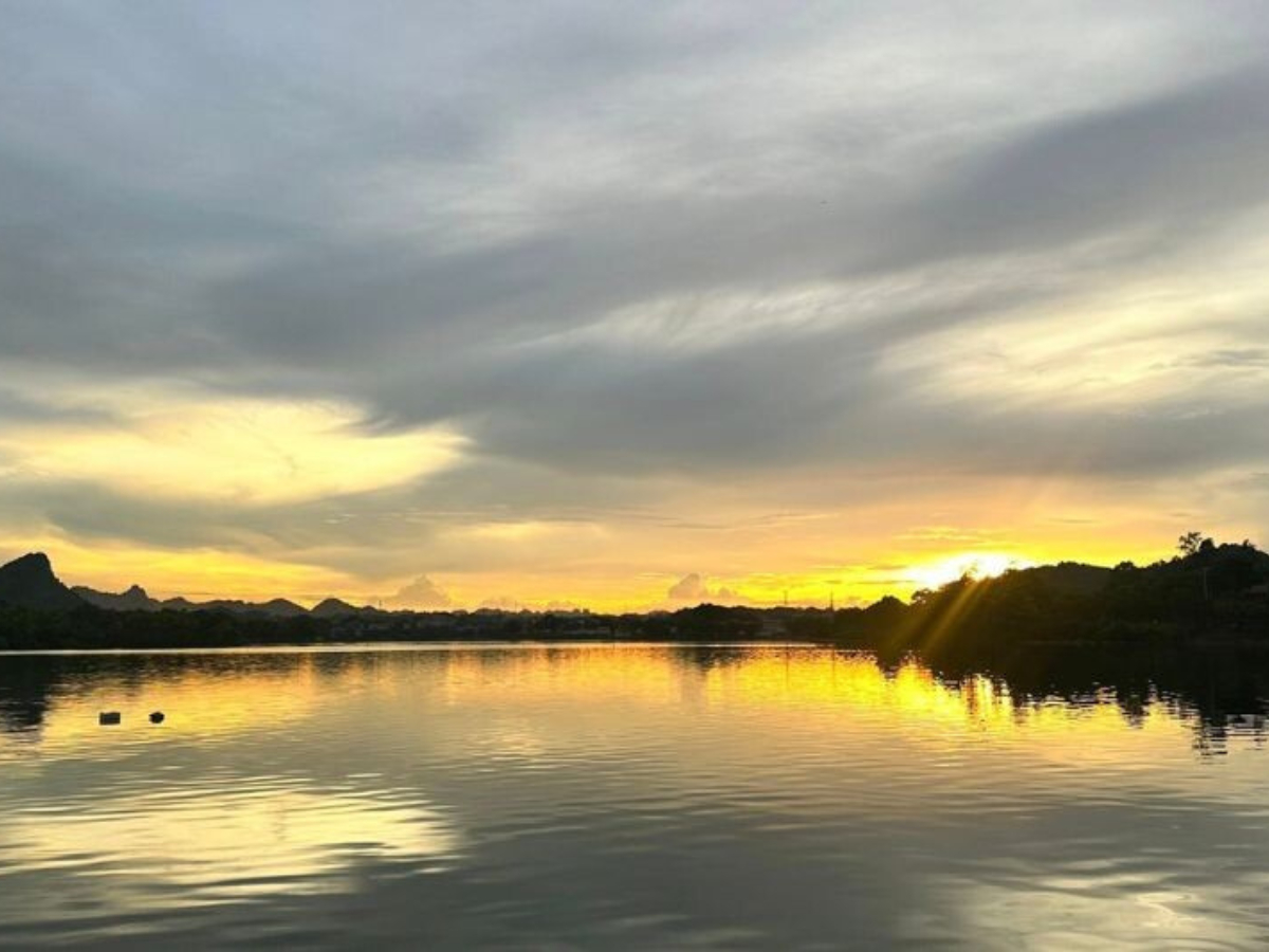 Ngắm hoàng hôn và vẻ đẹp nguyên sơ của Hồ Đồng Thái.