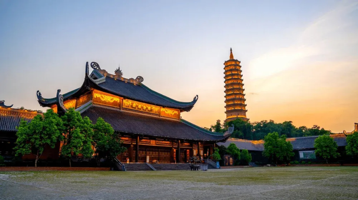 Hoàng hôn tại chùa Bái Đính tại ra vàng quang sáng cả vùng trời.