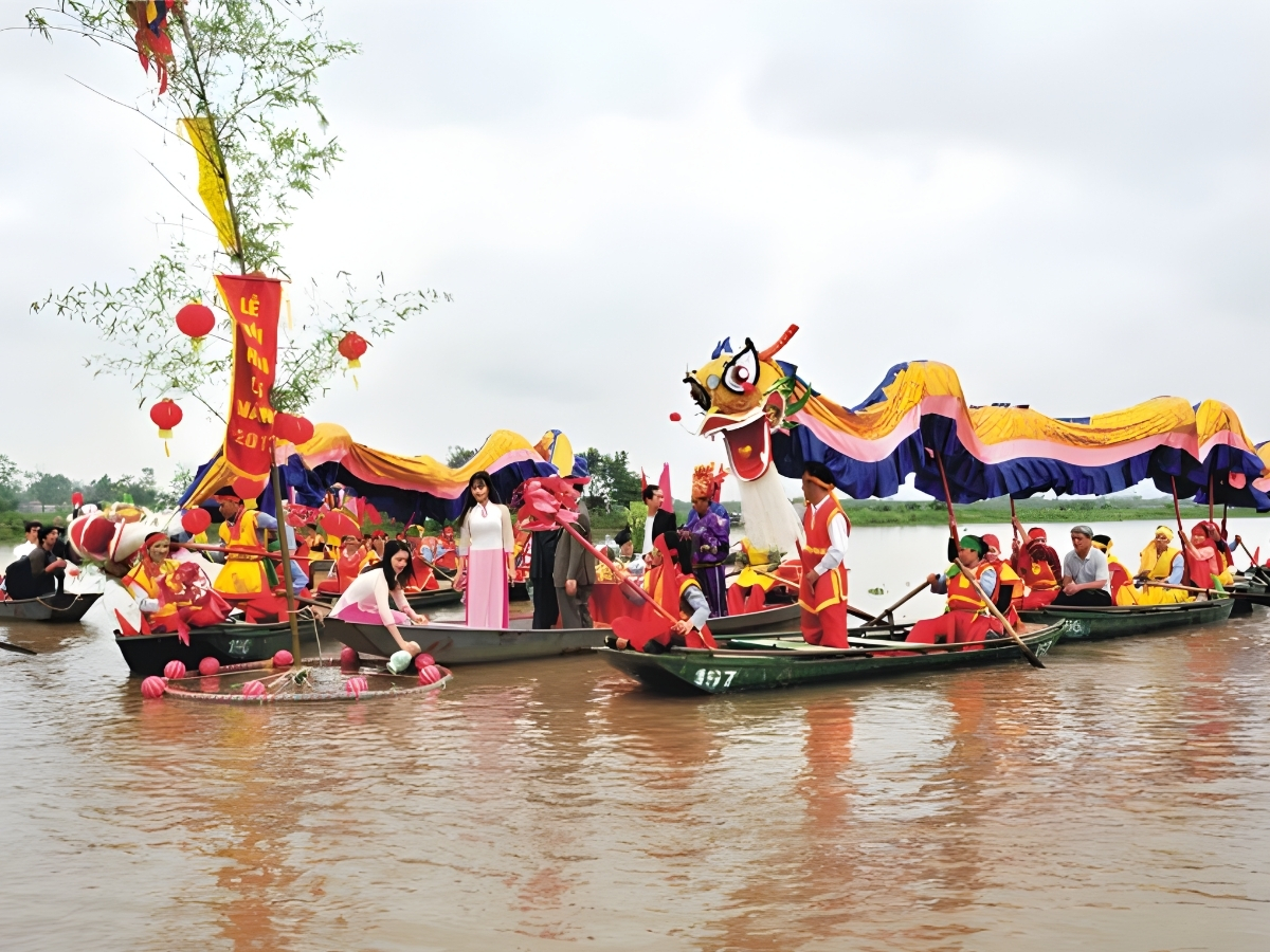 Lễ hội rước rồng trên sông thu hút đông đảo người tham gia.