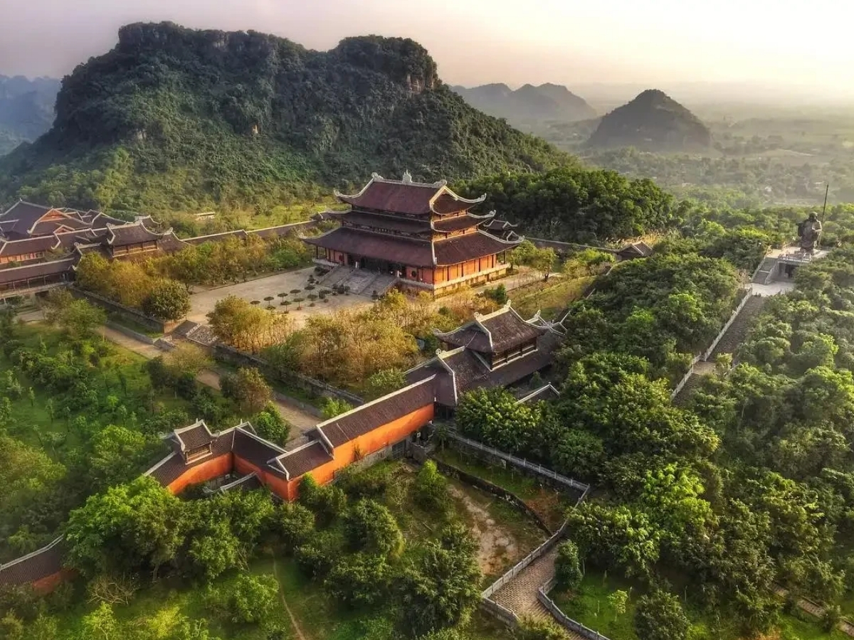 Khu vực Hoa Lư có nhiều địa điểm tham quan đẹp và hùng vĩ.
