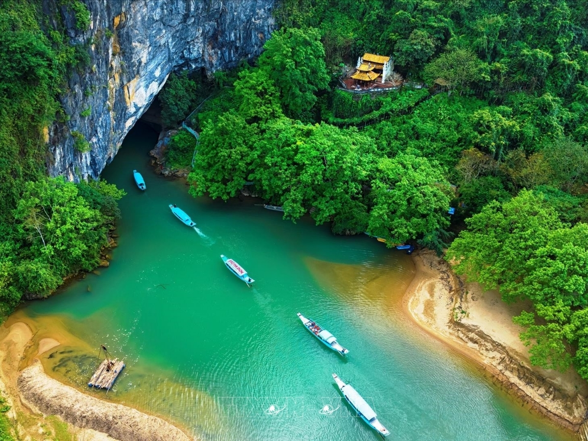 Những chiếc thuyền nhẹ trôi trên dòng sông và tiến vào hang động.