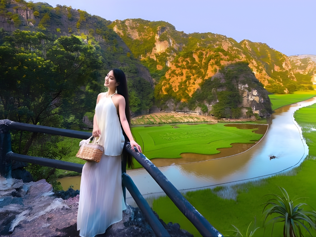 Du khách tạo dáng checkin giữa khung cảnh núi non hùng vĩ.